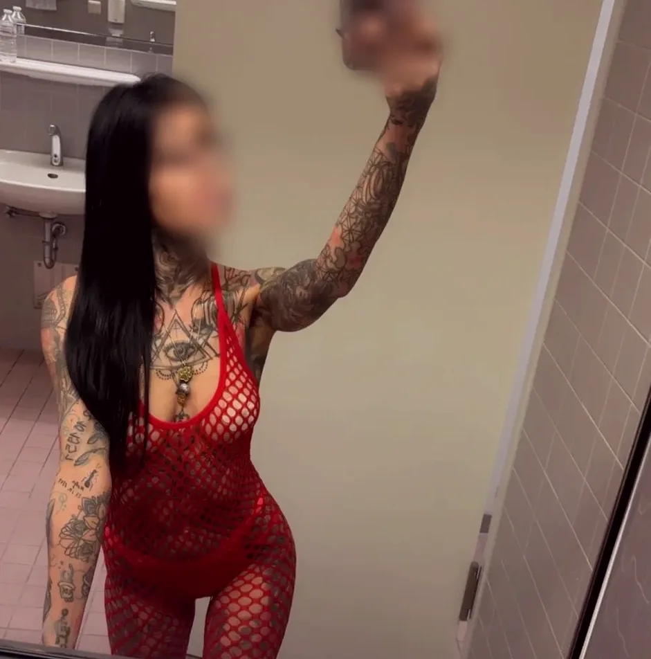 Shania, 34